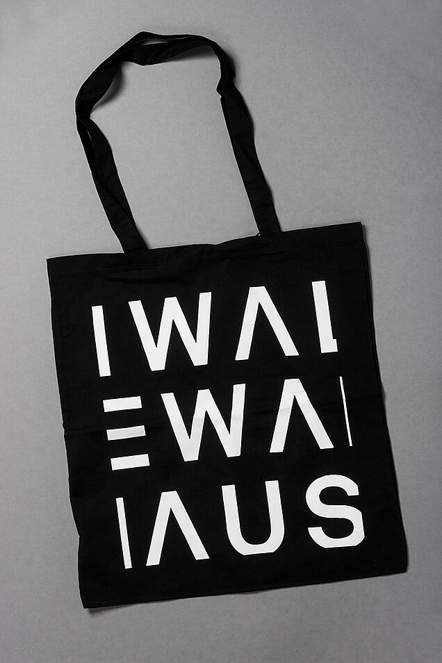 Bild von Umhängetasche mit Iwalewahaus Logo